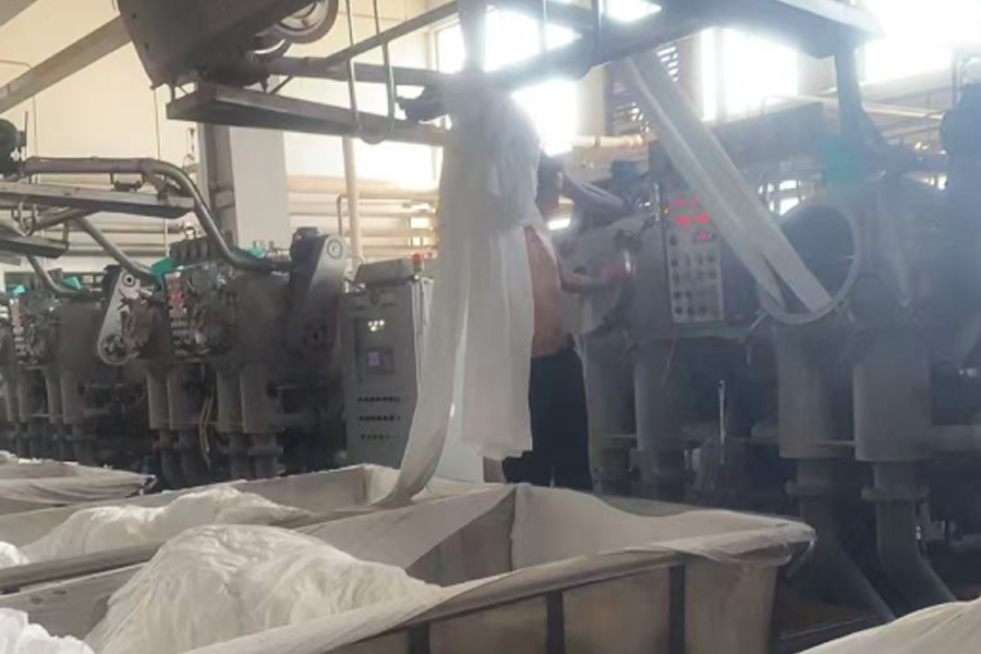 Farging fabrikken produksjon-grå klut inn i sylinderen